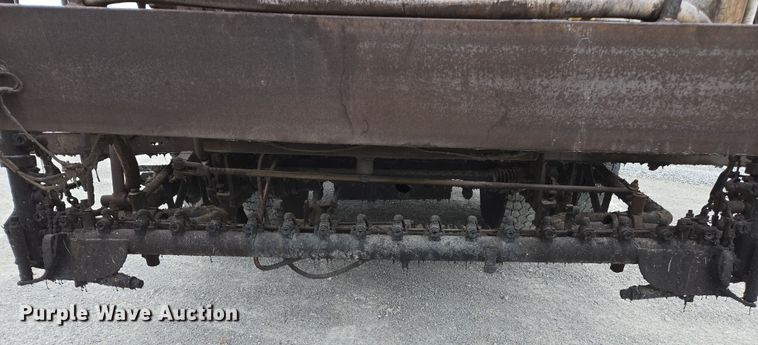 image for item DW1881 1996 International 4700 oil distributor truck