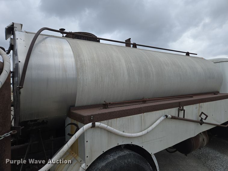 image for item DW1881 1996 International 4700 oil distributor truck