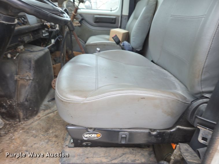 image for item DW1881 1996 International 4700 oil distributor truck