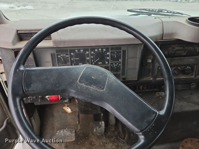 image for item DW1881 1996 International 4700 oil distributor truck