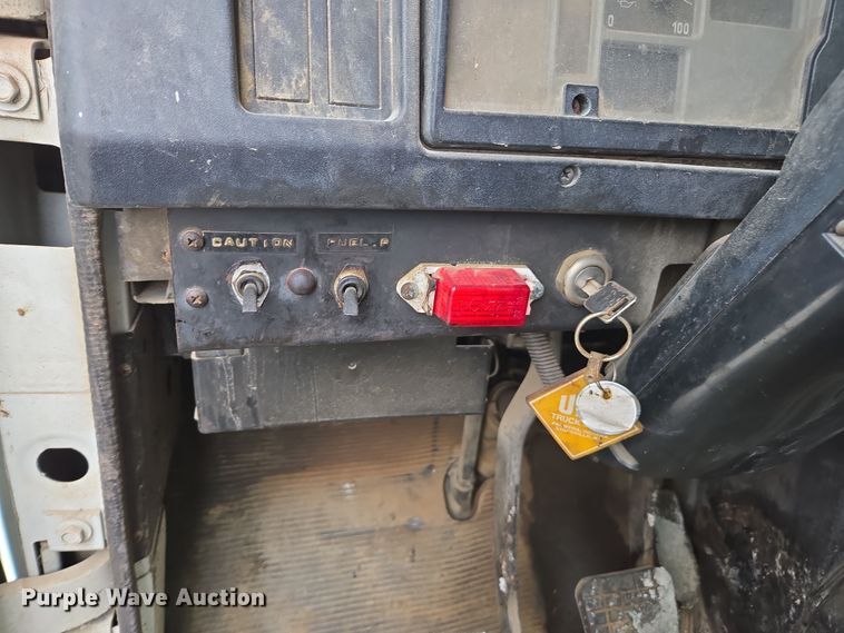 image for item DW1881 1996 International 4700 oil distributor truck