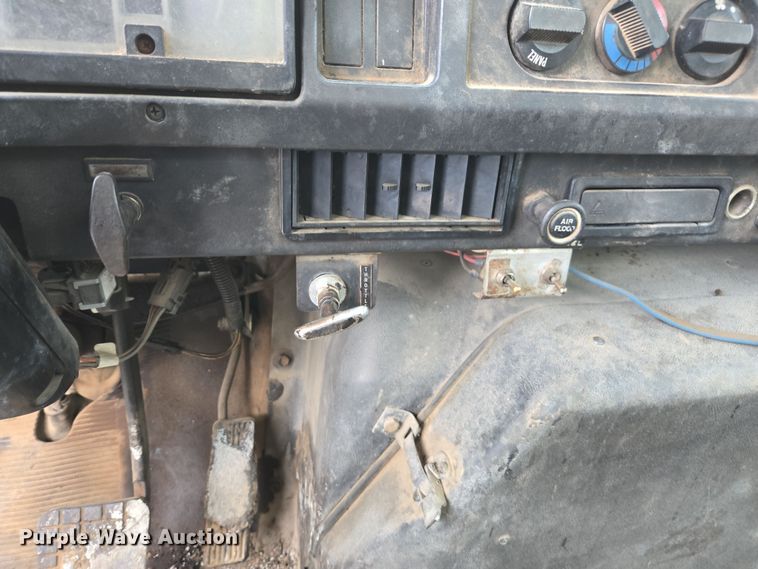 image for item DW1881 1996 International 4700 oil distributor truck