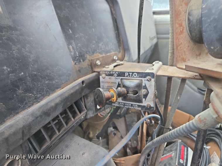 image for item DW1881 1996 International 4700 oil distributor truck