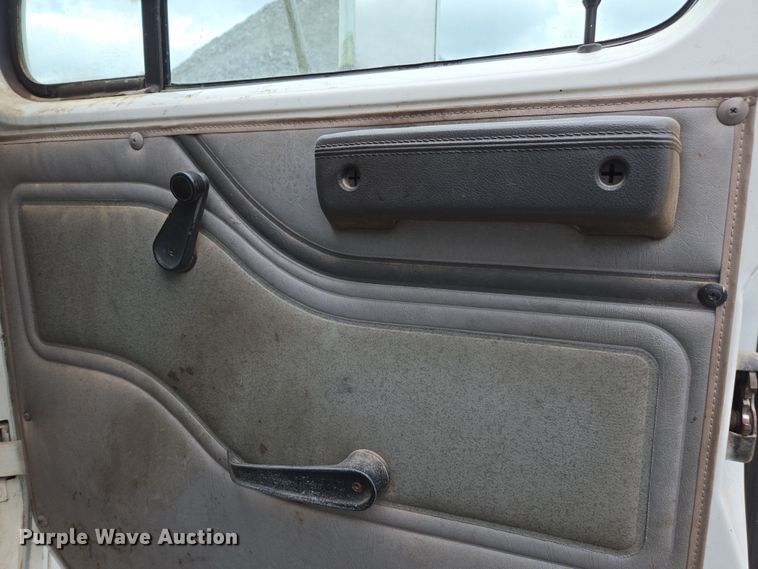 image for item DW1881 1996 International 4700 oil distributor truck