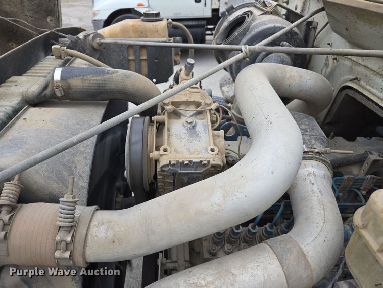 image for item DW1881 1996 International 4700 oil distributor truck