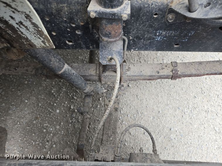 image for item DW1881 1996 International 4700 oil distributor truck