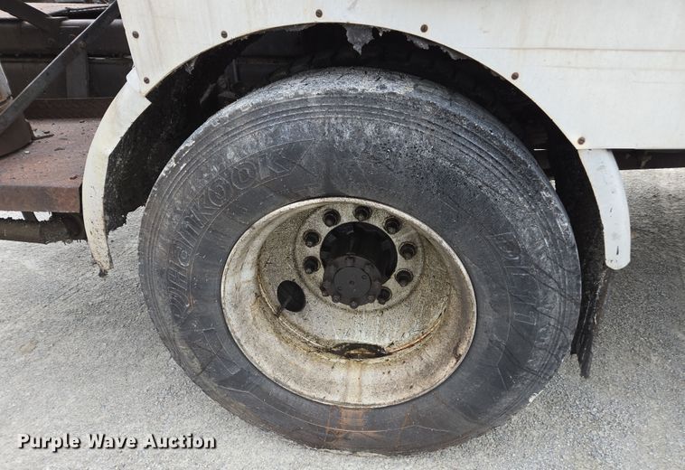 image for item DW1881 1996 International 4700 oil distributor truck