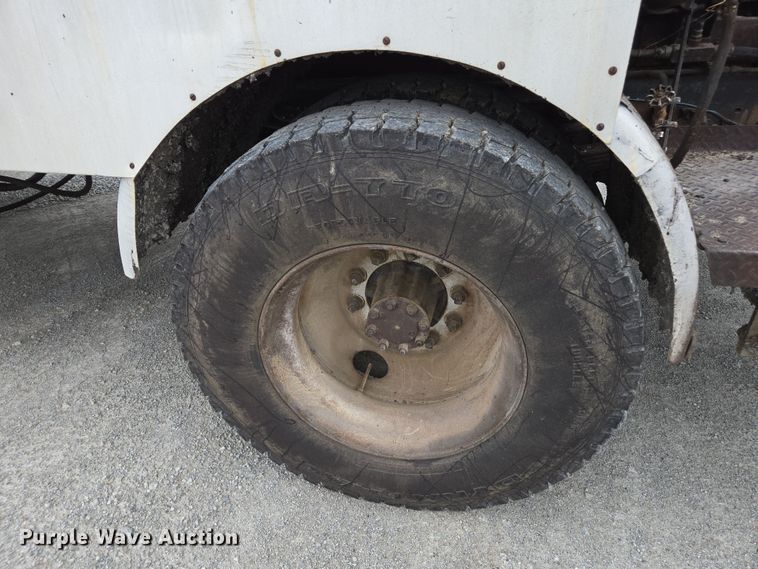 image for item DW1881 1996 International 4700 oil distributor truck