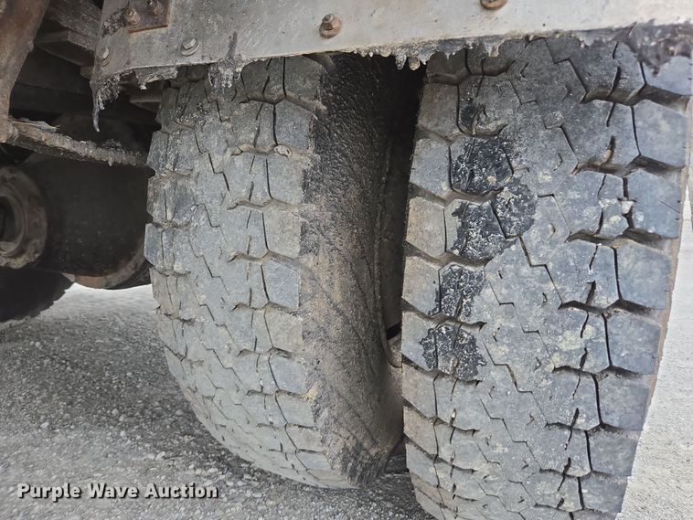 image for item DW1881 1996 International 4700 oil distributor truck