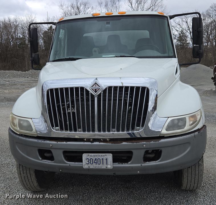 image for item DW1882 2007 International 4300 oil distributor truck