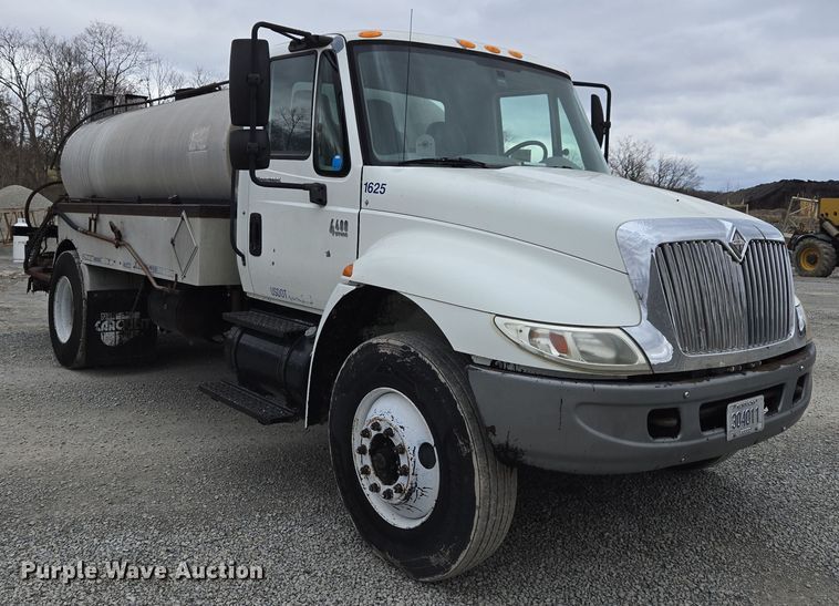 image for item DW1882 2007 International 4300 oil distributor truck