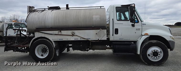 image for item DW1882 2007 International 4300 oil distributor truck