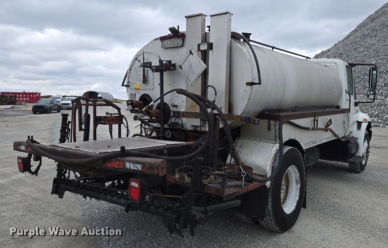 image for item DW1882 2007 International 4300 oil distributor truck