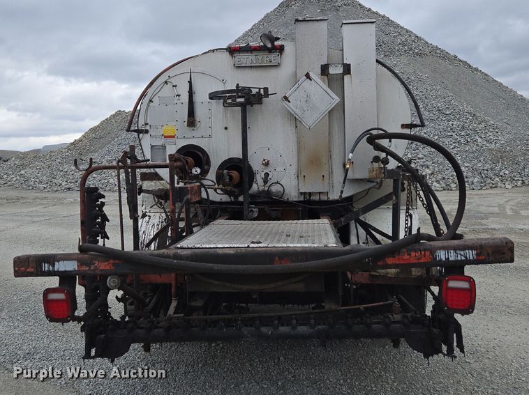 image for item DW1882 2007 International 4300 oil distributor truck