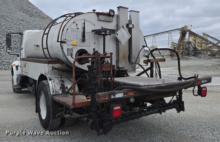 image for item DW1882 2007 International 4300 oil distributor truck