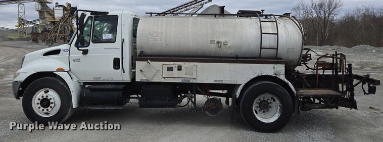 image for item DW1882 2007 International 4300 oil distributor truck