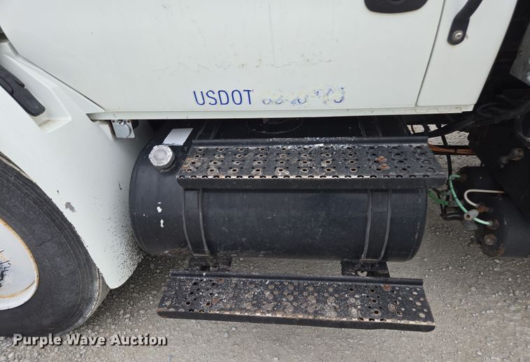 image for item DW1882 2007 International 4300 oil distributor truck