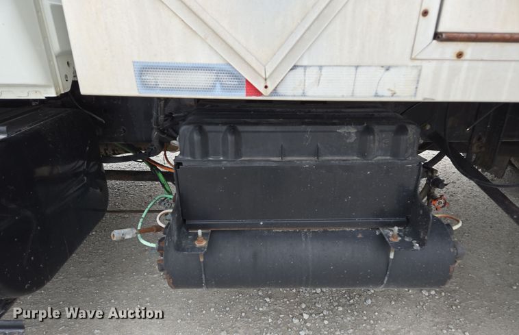 image for item DW1882 2007 International 4300 oil distributor truck