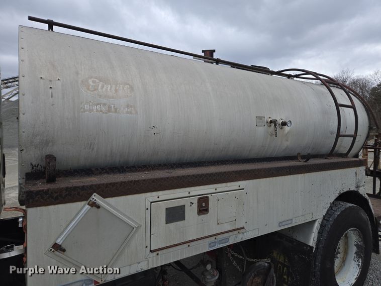 image for item DW1882 2007 International 4300 oil distributor truck