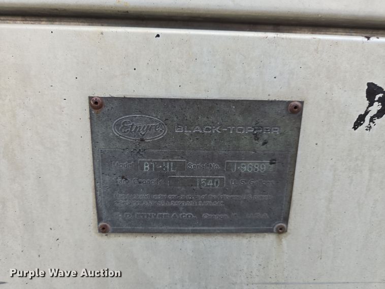 image for item DW1882 2007 International 4300 oil distributor truck