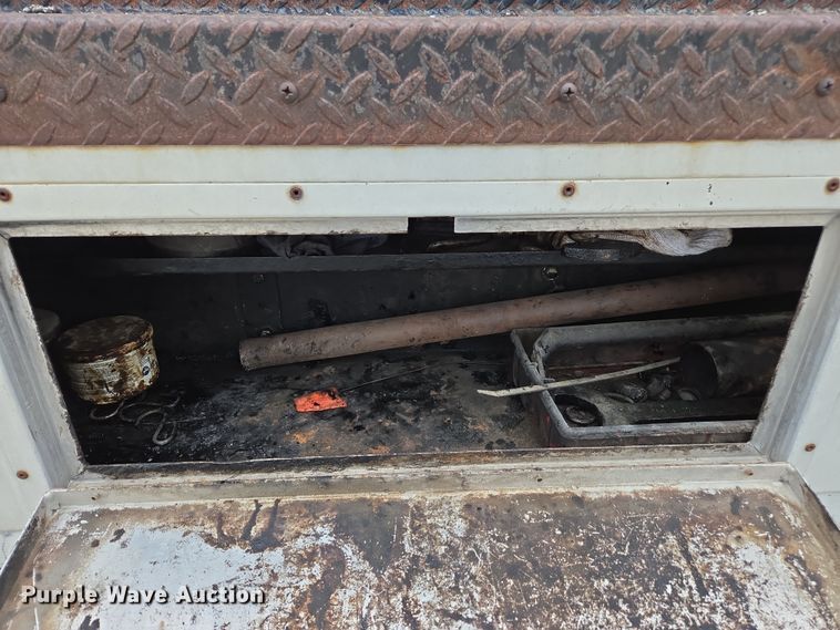 image for item DW1882 2007 International 4300 oil distributor truck