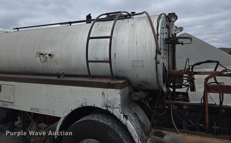 image for item DW1882 2007 International 4300 oil distributor truck