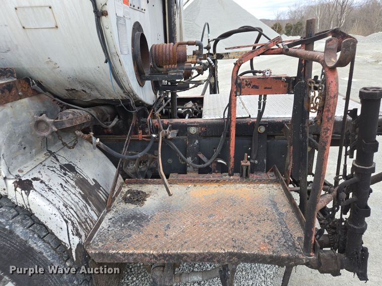 image for item DW1882 2007 International 4300 oil distributor truck