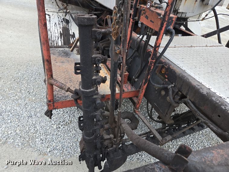 image for item DW1882 2007 International 4300 oil distributor truck