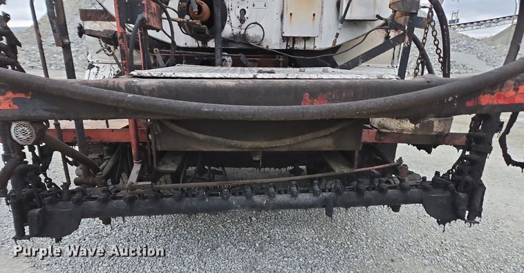 image for item DW1882 2007 International 4300 oil distributor truck