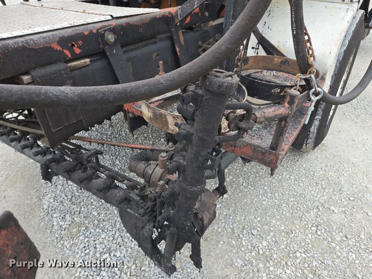 image for item DW1882 2007 International 4300 oil distributor truck