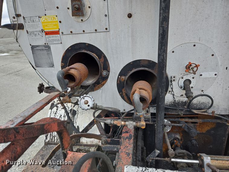 image for item DW1882 2007 International 4300 oil distributor truck