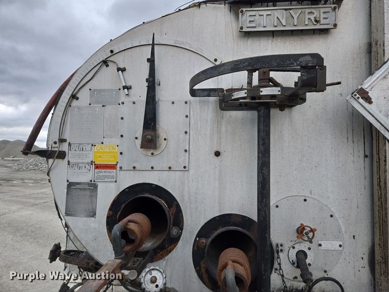 image for item DW1882 2007 International 4300 oil distributor truck