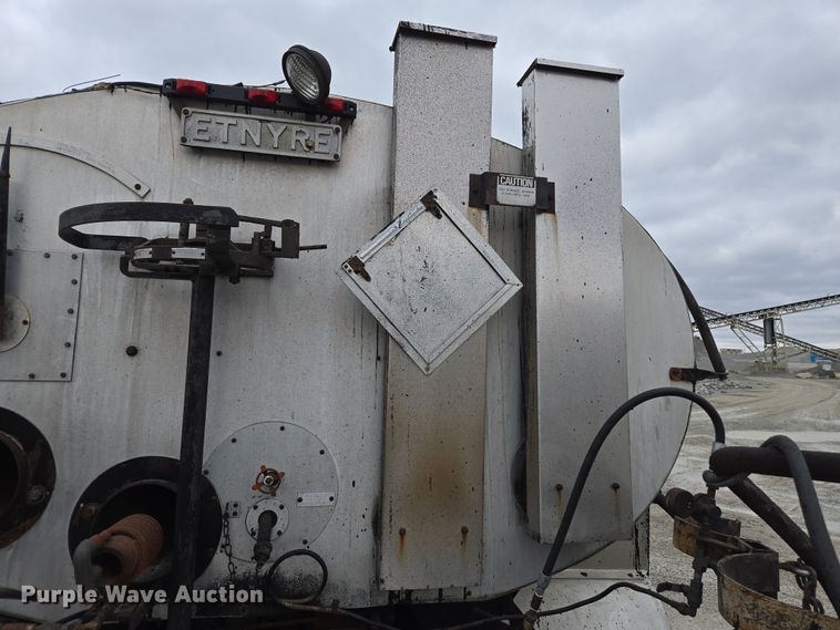 image for item DW1882 2007 International 4300 oil distributor truck