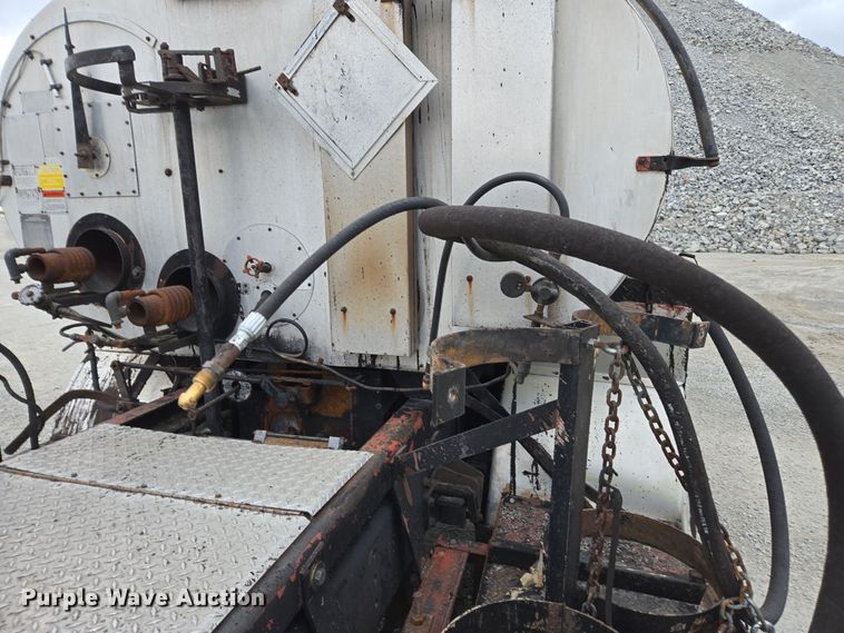 image for item DW1882 2007 International 4300 oil distributor truck