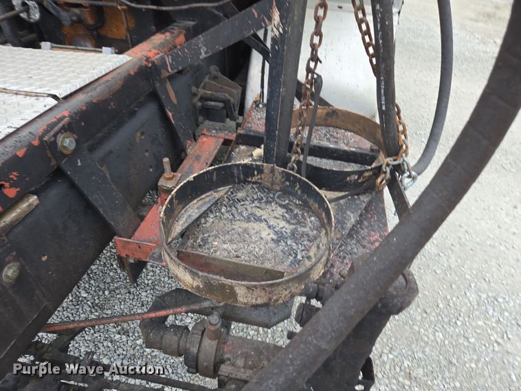 image for item DW1882 2007 International 4300 oil distributor truck