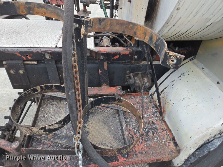 image for item DW1882 2007 International 4300 oil distributor truck