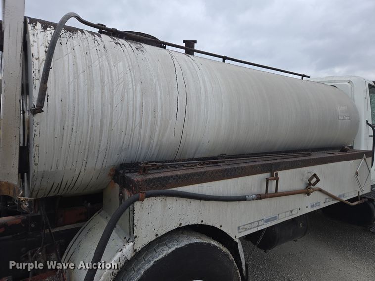 image for item DW1882 2007 International 4300 oil distributor truck