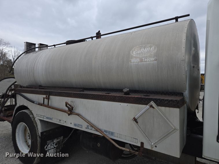 image for item DW1882 2007 International 4300 oil distributor truck