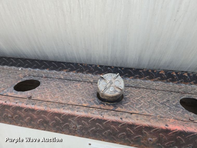 image for item DW1882 2007 International 4300 oil distributor truck