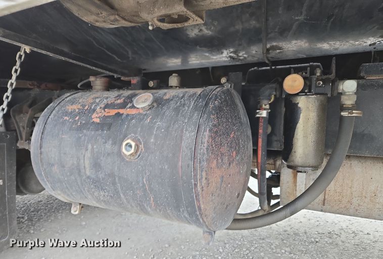 image for item DW1882 2007 International 4300 oil distributor truck