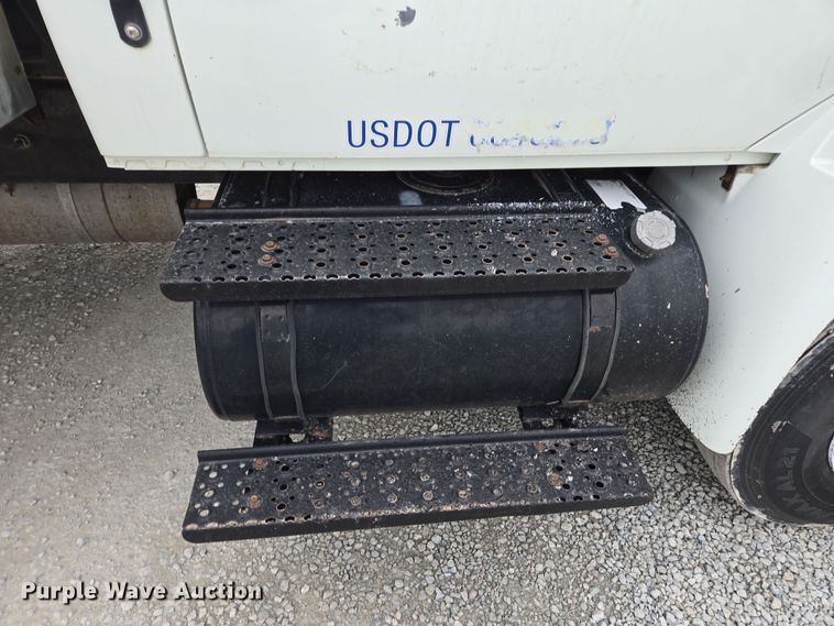 image for item DW1882 2007 International 4300 oil distributor truck