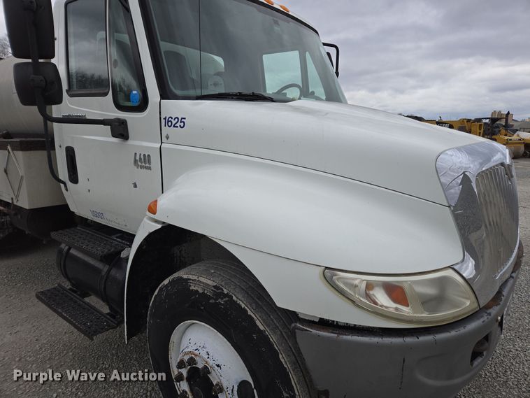 image for item DW1882 2007 International 4300 oil distributor truck