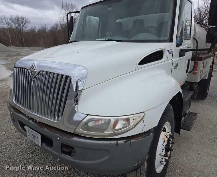 image for item DW1882 2007 International 4300 oil distributor truck