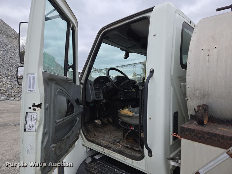 image for item DW1882 2007 International 4300 oil distributor truck