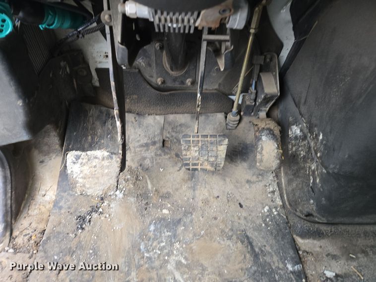 image for item DW1882 2007 International 4300 oil distributor truck