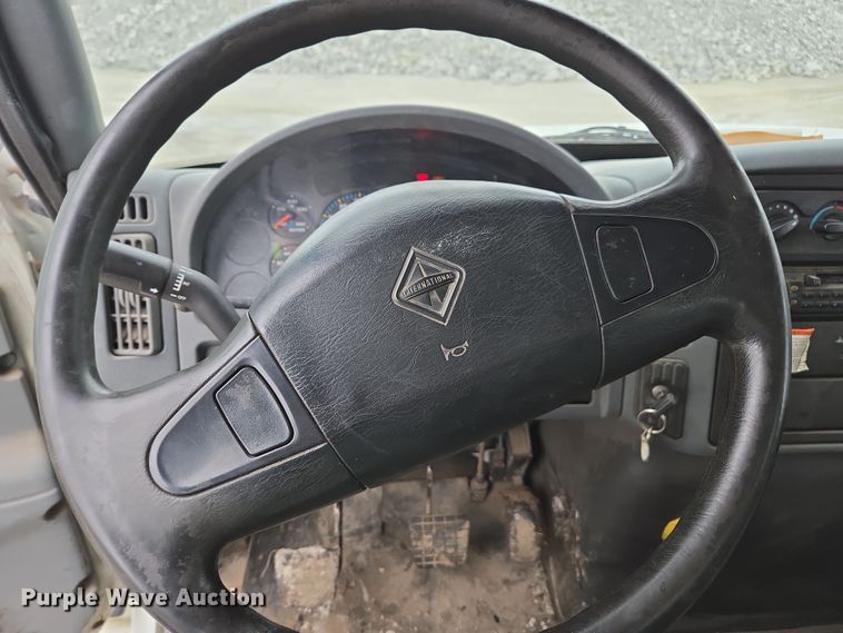 image for item DW1882 2007 International 4300 oil distributor truck