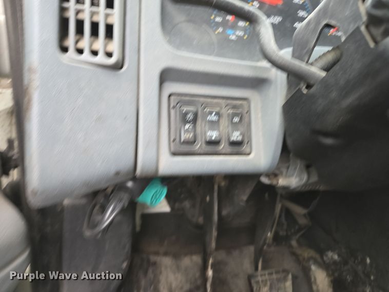 image for item DW1882 2007 International 4300 oil distributor truck