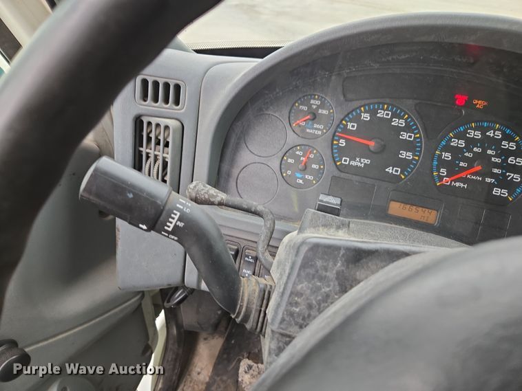 image for item DW1882 2007 International 4300 oil distributor truck