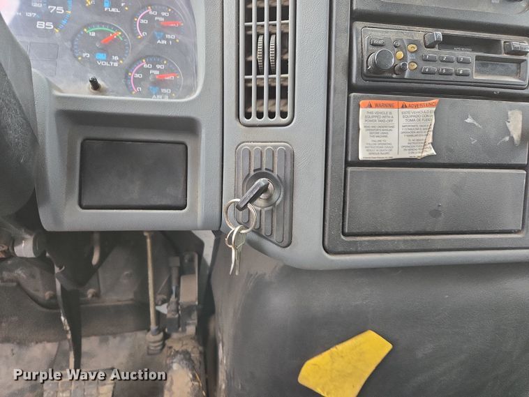 image for item DW1882 2007 International 4300 oil distributor truck