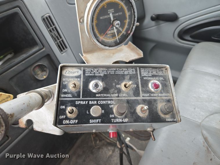 image for item DW1882 2007 International 4300 oil distributor truck